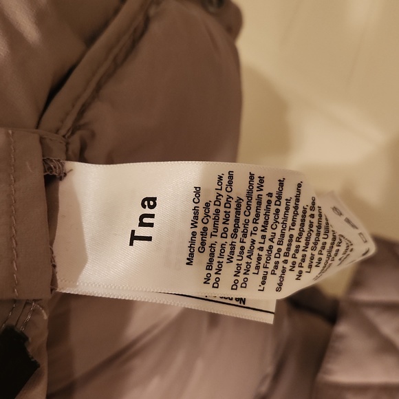 ARITIZIA - TNA - SUPER PUFF JACKET- womans LG. Taupe. New in bag. removable hood - Picture 15 of 16